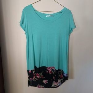 NWOT Loose-Fitting Aqua Floral High Low Tee M
